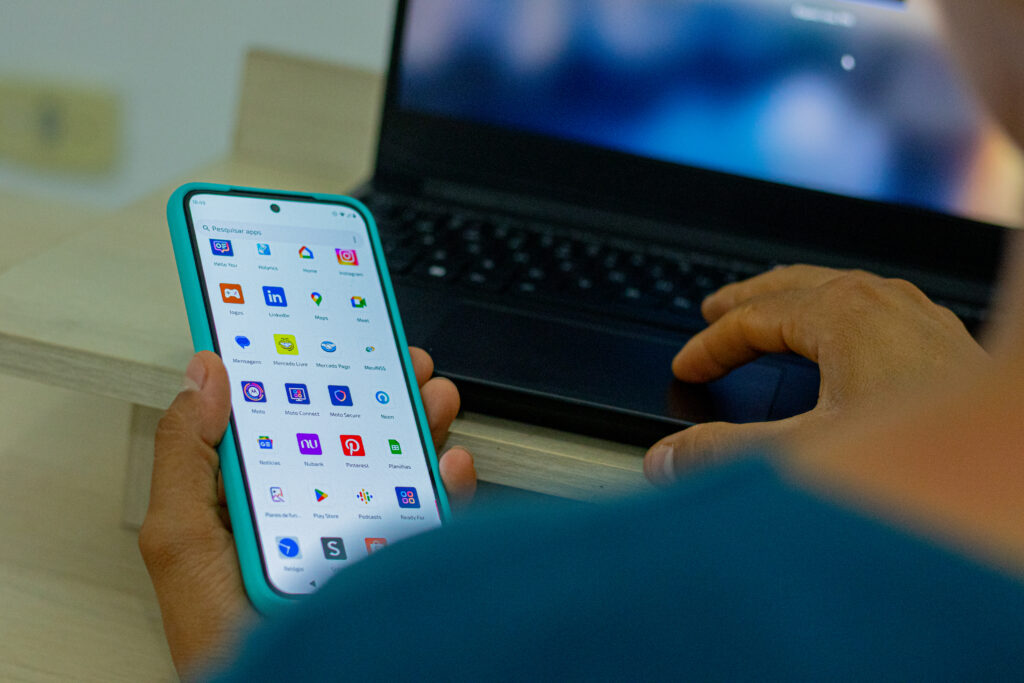 O programa visa não só facilitar o processo educacional, mas também promover a equidade digital.| Créditos: Imagem Jeane de Oliveira- https://auxiliosocial.com.br/