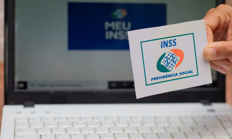 Aposentados, pensionistas e beneficiários do INSS.