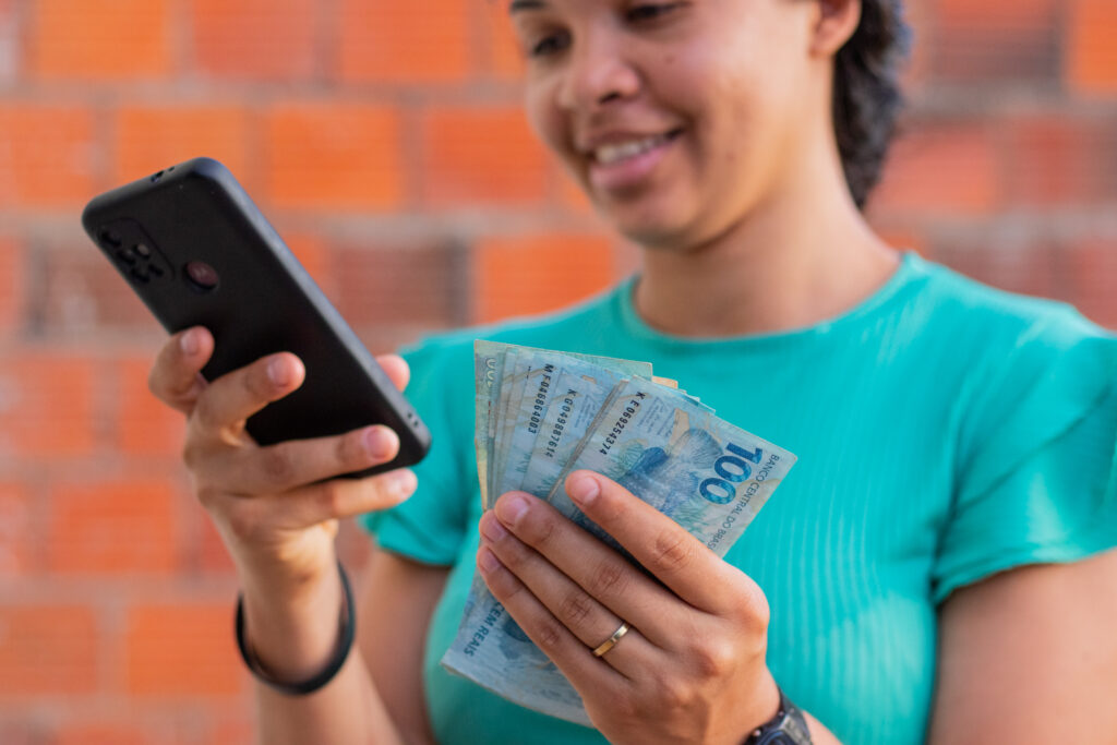 Bolsa para desempregados inscritos no CadÚnico. 