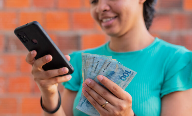 Bolsa para desempregados inscritos no CadÚnico.