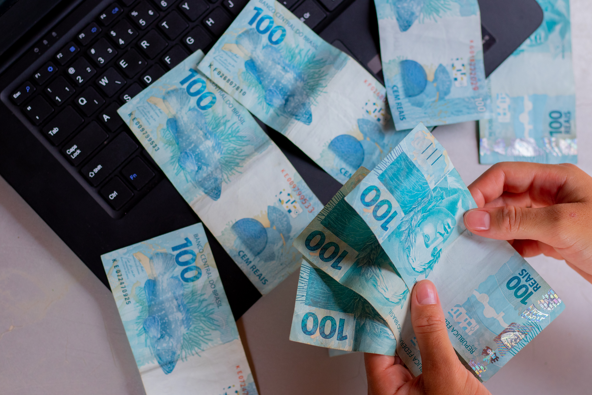 Bonificação de R$ 100 no Bolsa Família.