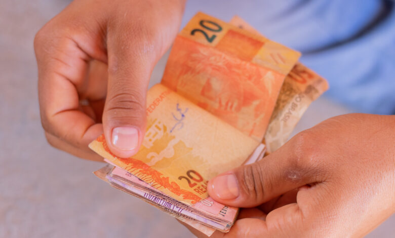 Auxílio bimestral de R$ 102.