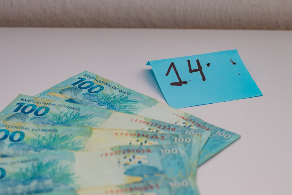 14º  salário do INSS para brasileiros. 