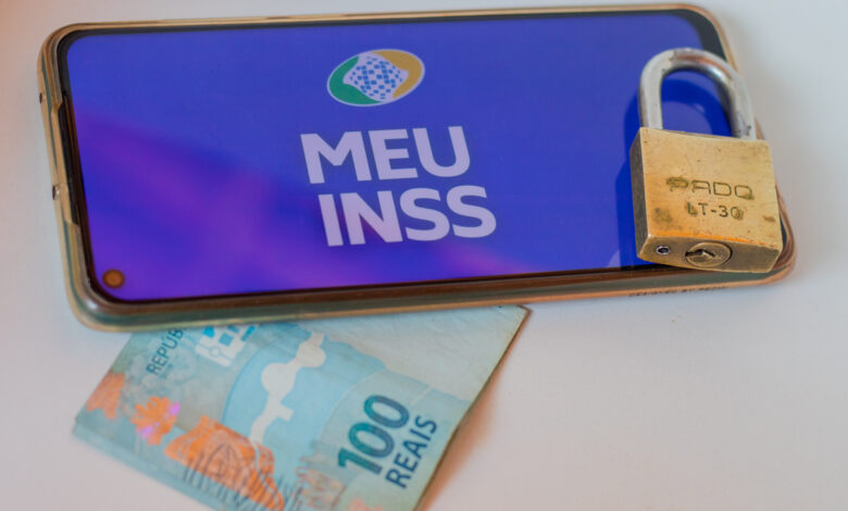 INSS corta benefícios.