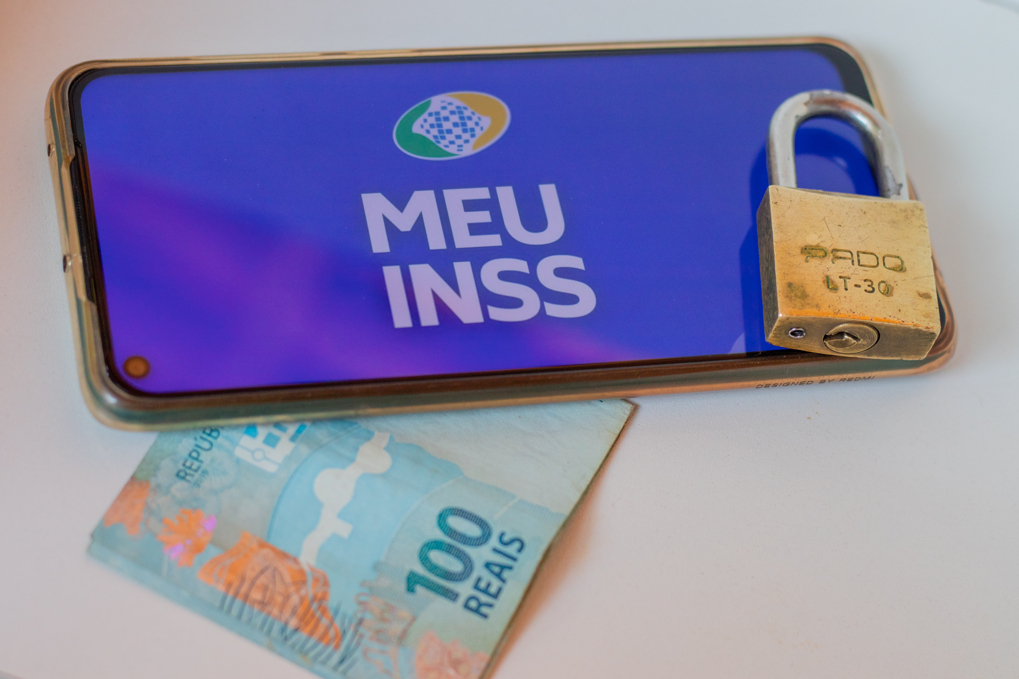INSS corta benefícios.
