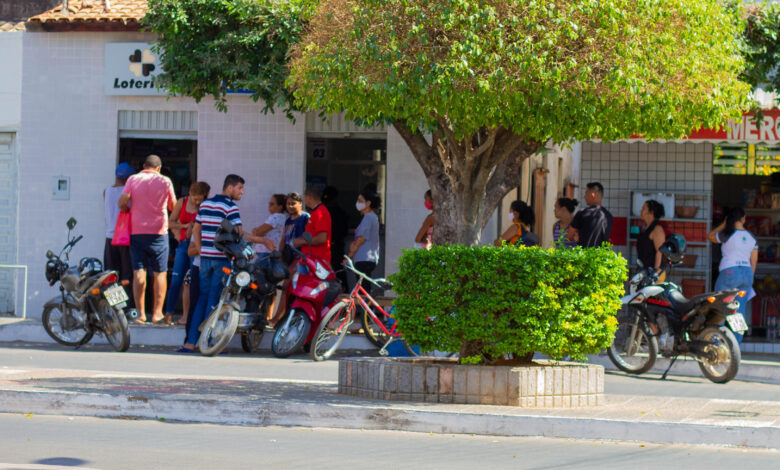 Fila para receber benefícios do governo.
