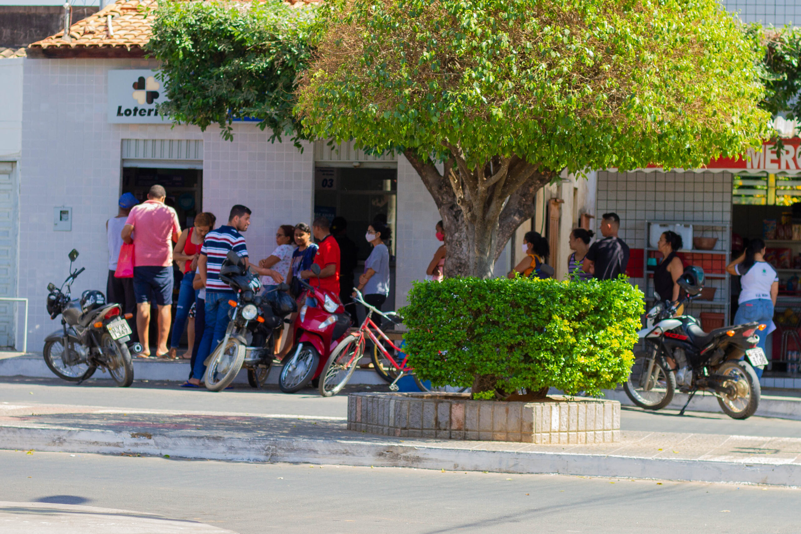 Fila para receber benefícios do governo.