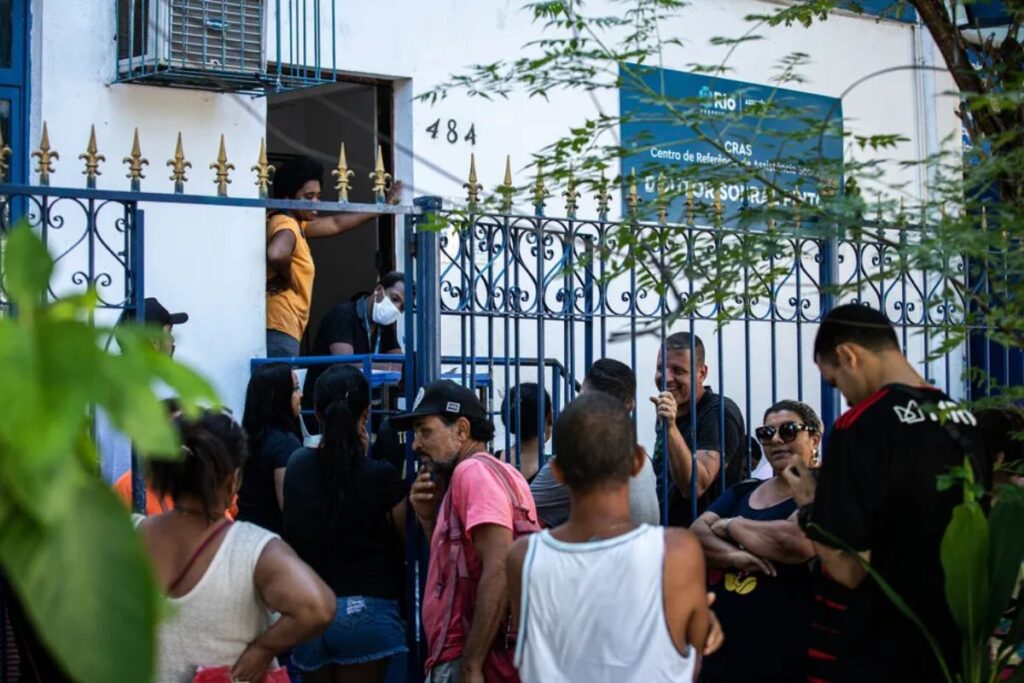Fila na frente do CRAS.