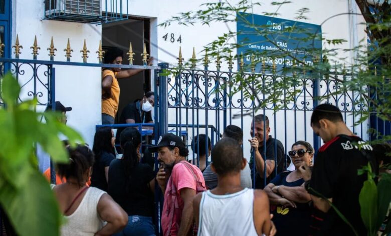 Fila na frente do CRAS.