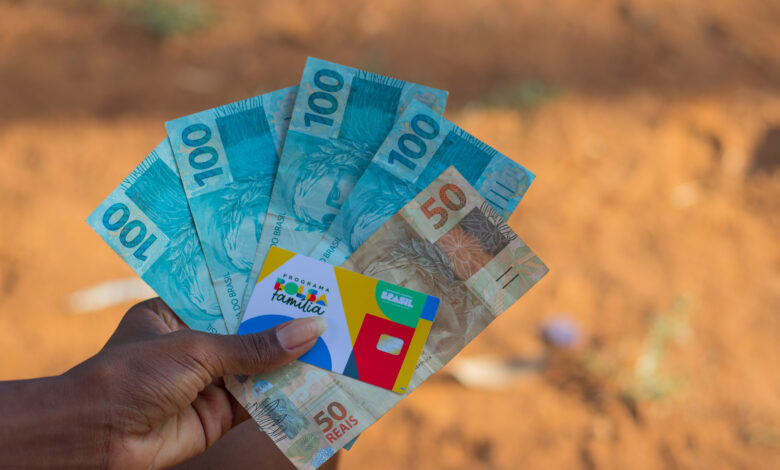 Alguns estados vão receber antecipação do Bolsa Família. Confira quais.