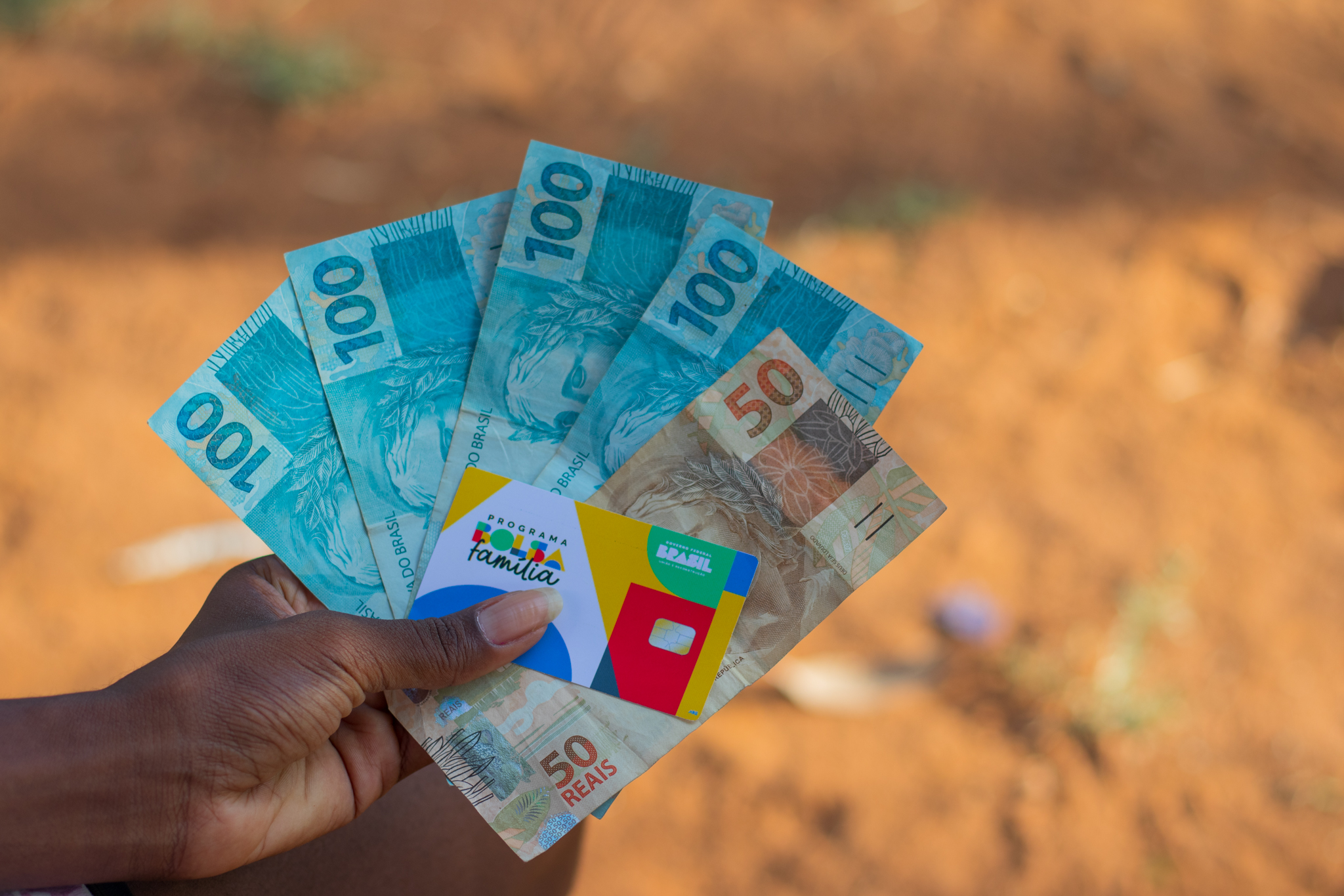 Alguns estados vão receber antecipação do Bolsa Família. Confira quais.