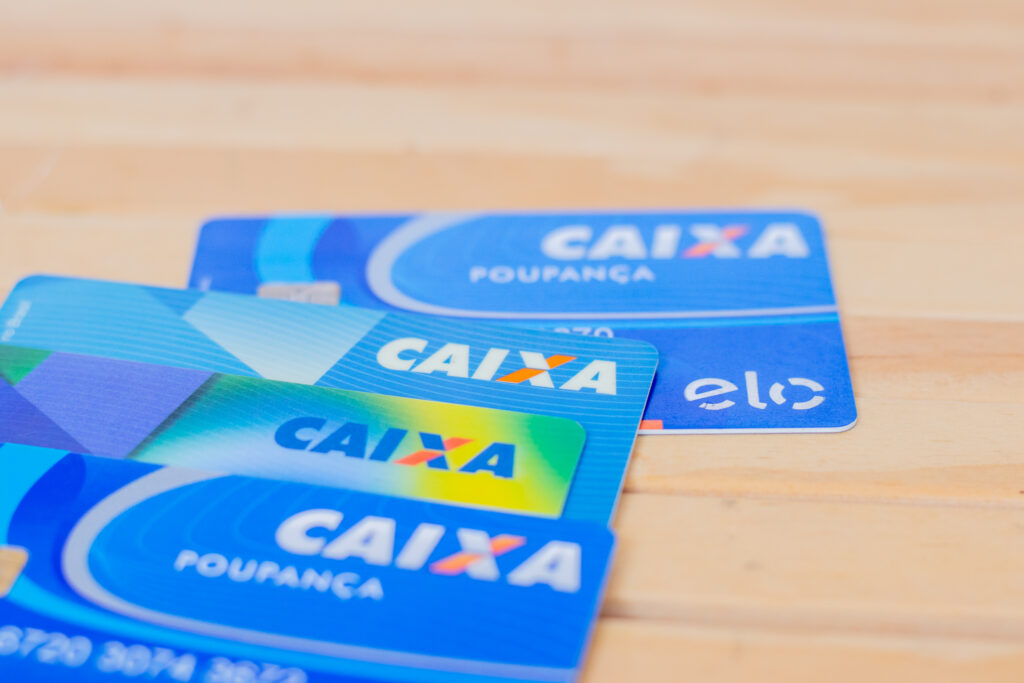 Cartão Caixa Tem e poupança Caixa.