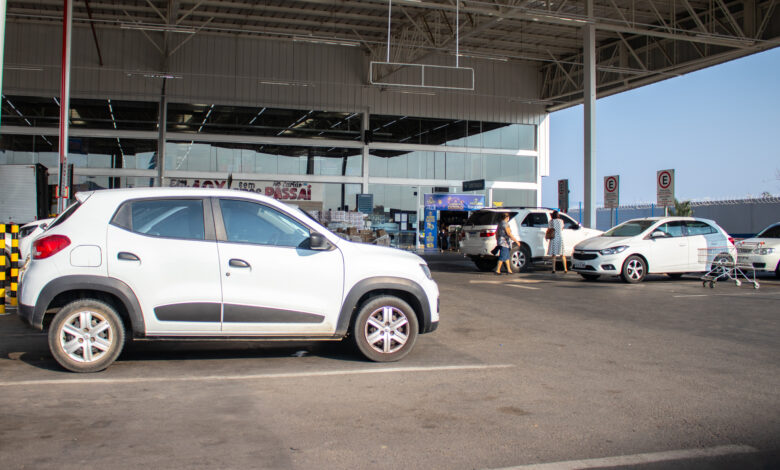Carros no estacionamento.