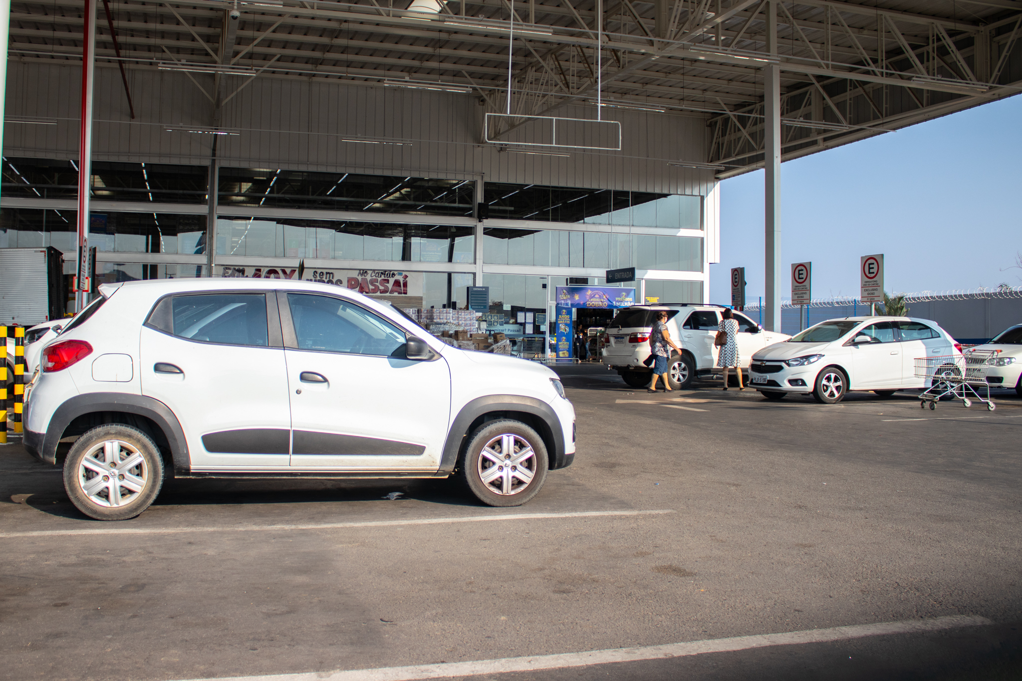 Carros no estacionamento.