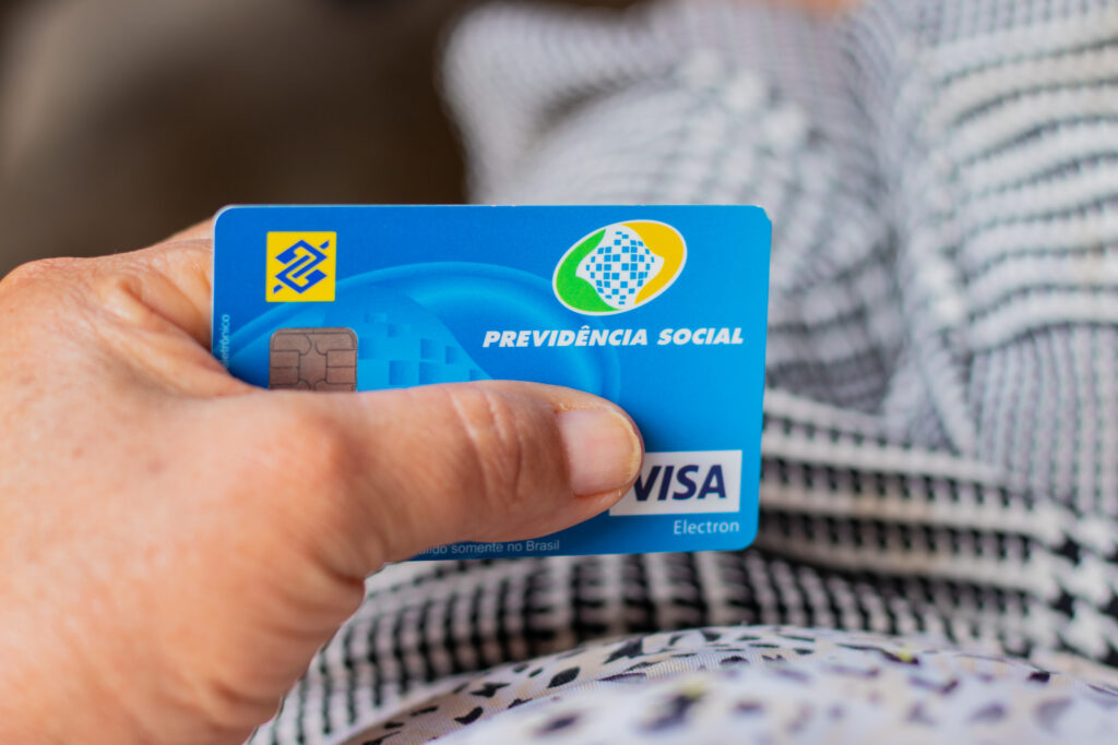 Contribuições previdenciárias para se aposentar aos 55 anos. 