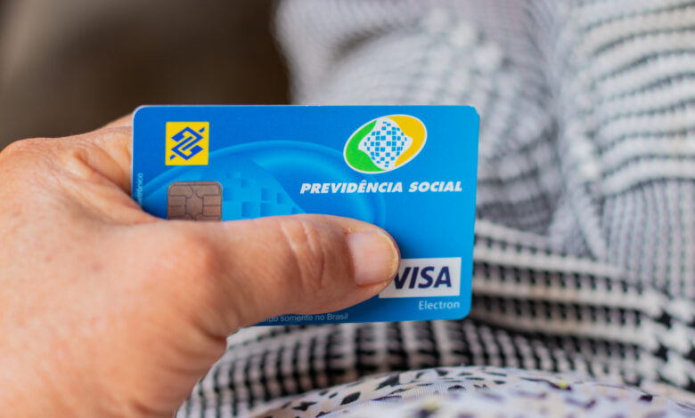 Contribuições previdenciárias para se aposentar aos 55 anos.