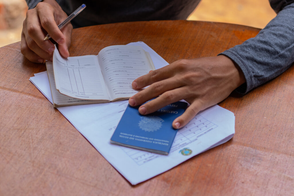 Trabalhador de carteira assinada.  