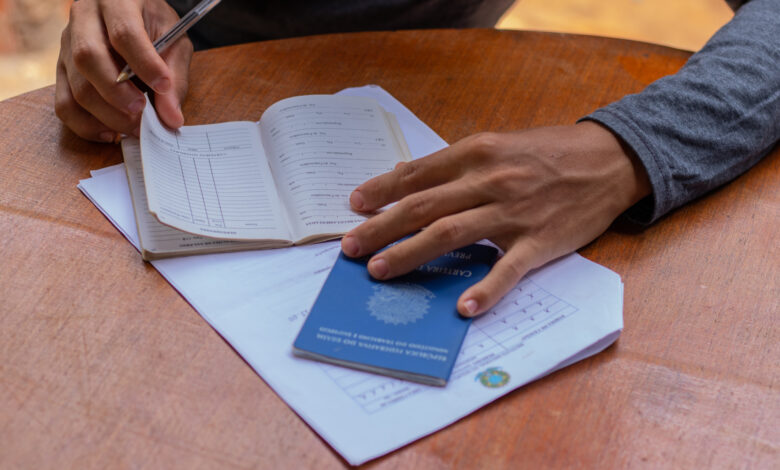 Trabalhador de carteira assinada.