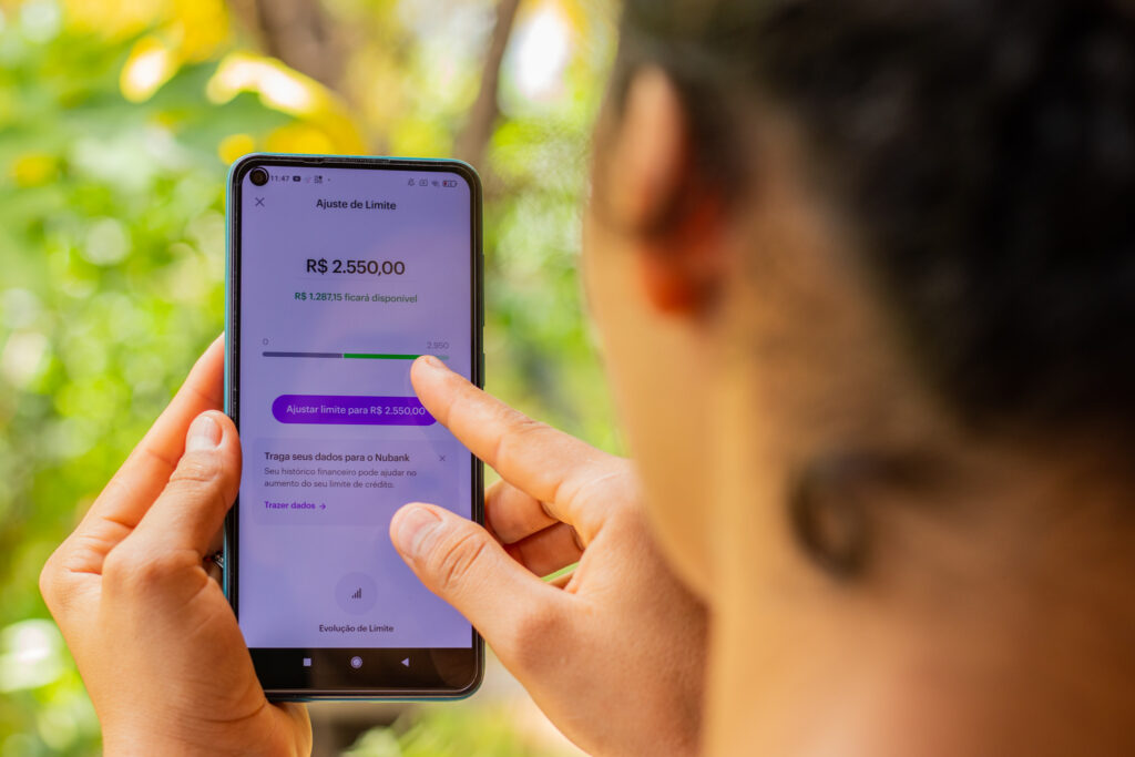 Se você está sofrendo com o limite do cartão Nubank, saiba como melhorar o valor.