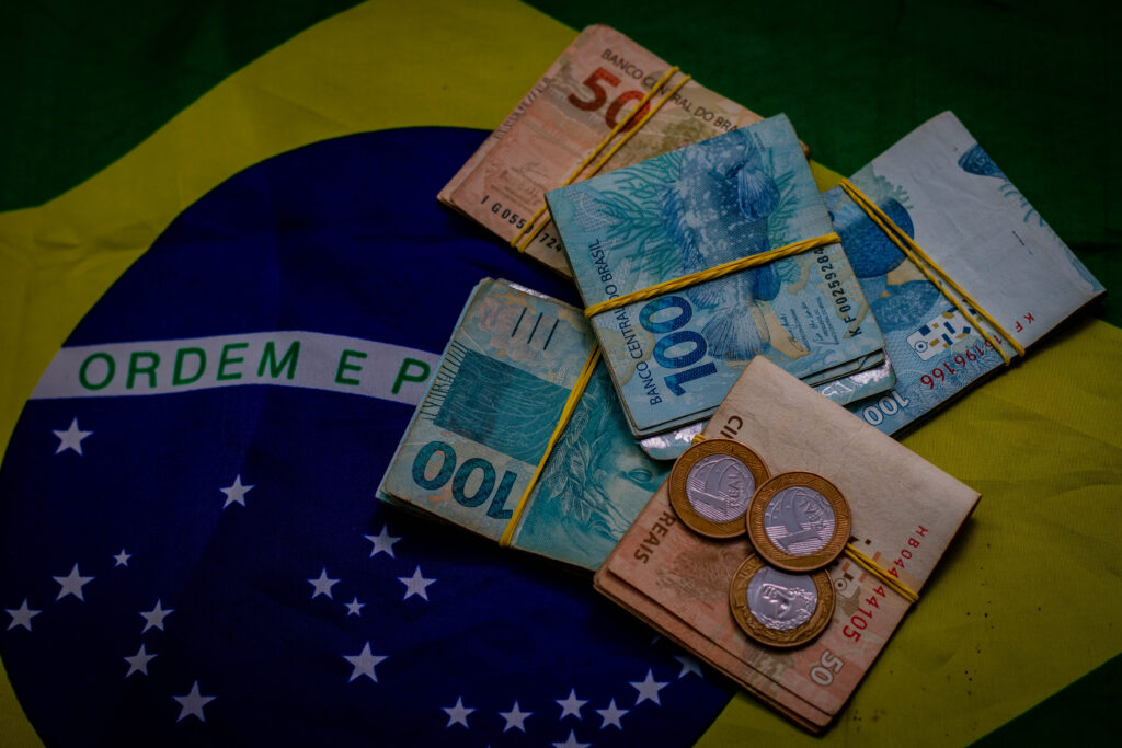 Dinheiro do governo. 