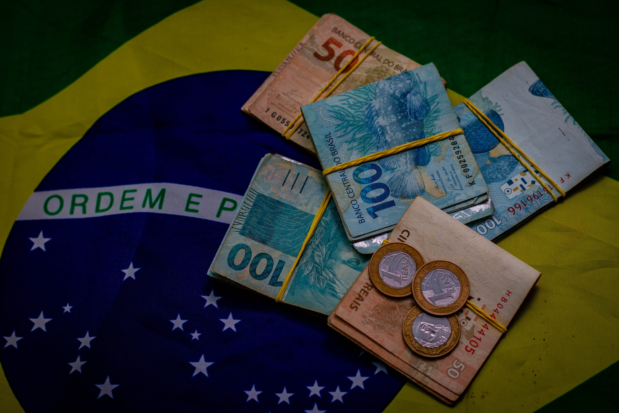 Dinheiro do governo.