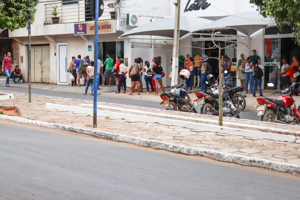 Fila lotérica sacar bolsa família. 