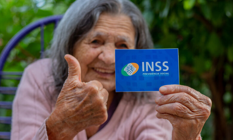 Idosos renovação INSS.