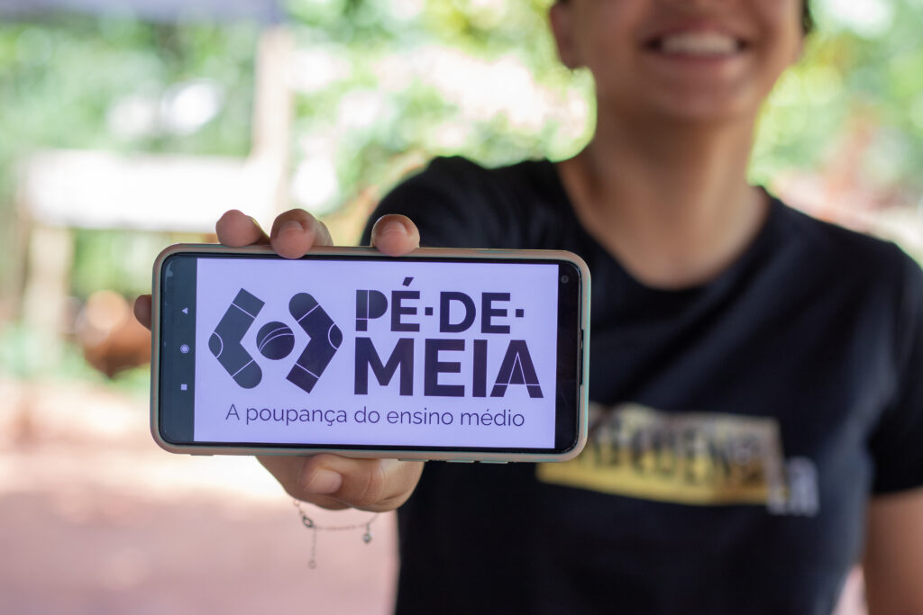 Estudantes Recebem Pagamentos do Programa Pé-de-Meia