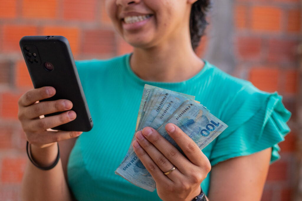 Auxílio Mães Solteiras de R$ 1.200,00: Aprovado ou Não?