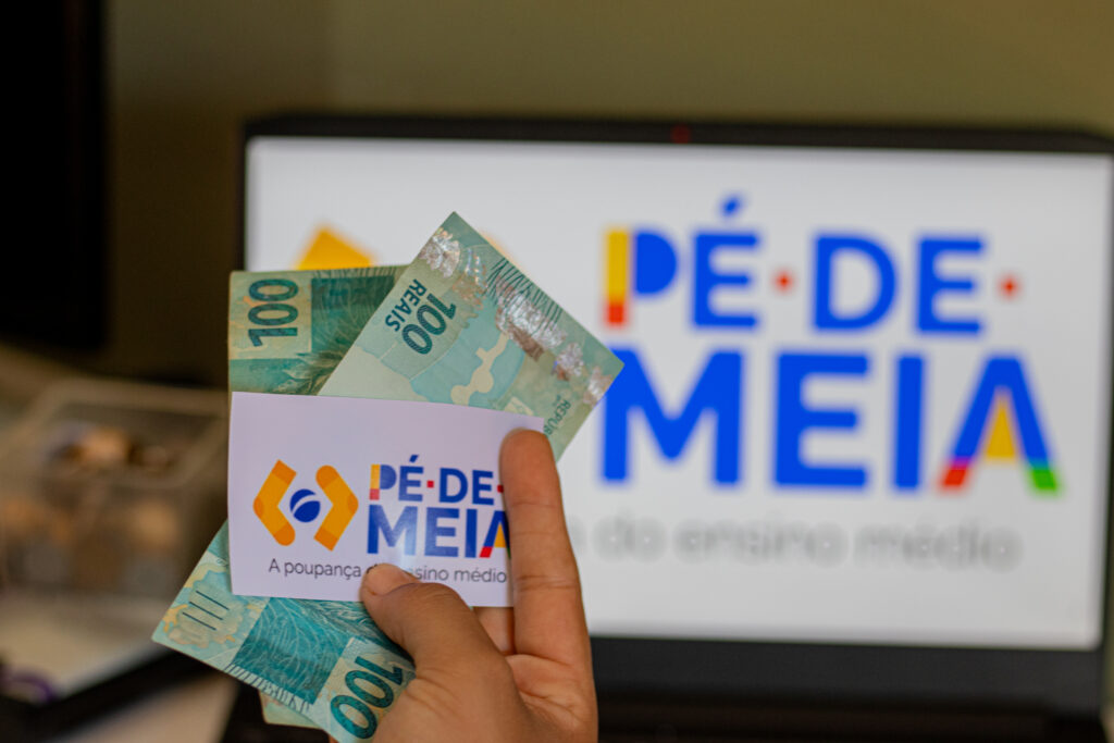 Programa Pé-de-Meia: Pagamentos e Benefícios para Estudantes