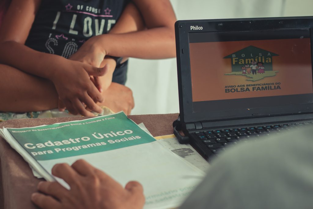 Brasileiros Celebram Novo Benefício no CadÚnico