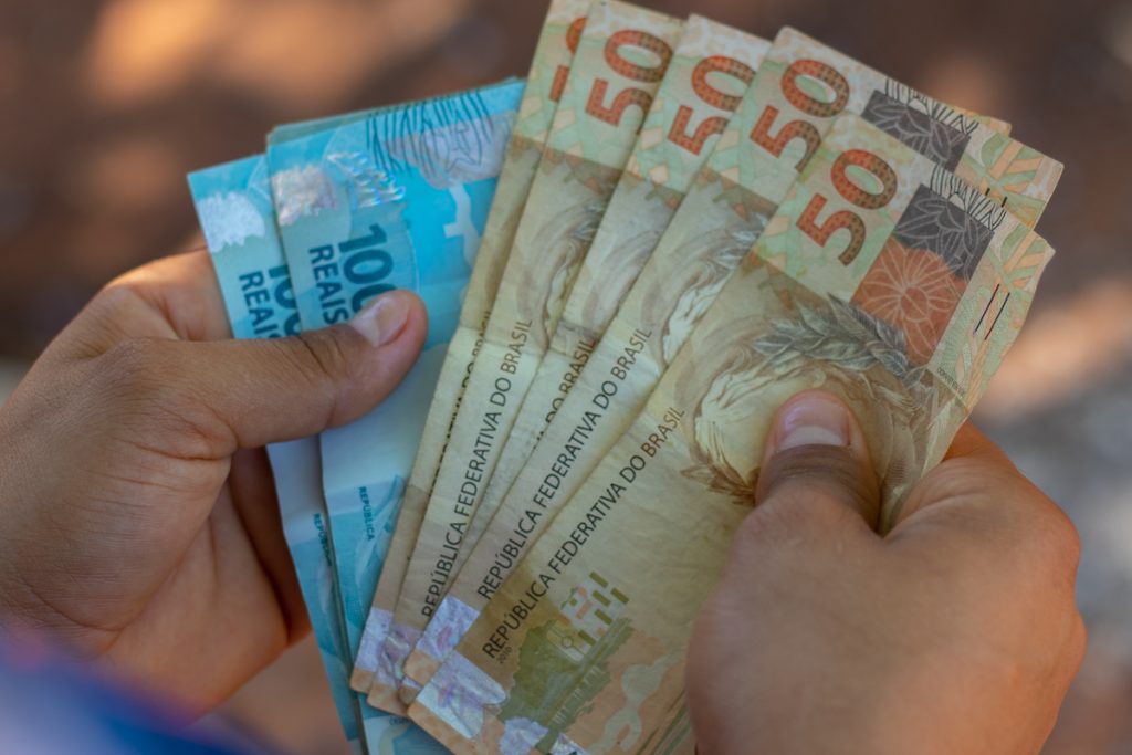 Deportados podem receber auxílio mensal do governo? Veja o que diz o projeto de lei