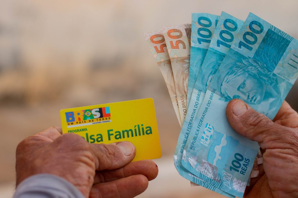 Beneficiários do Bolsa Família terão pagamentos extras este mês; veja quem tem direito