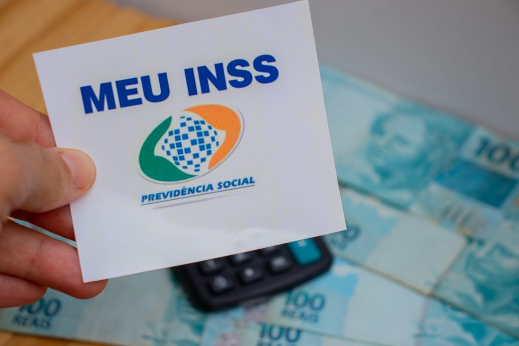 INSS pode antecipar 13º salário? Descubra como receber antes da liberação oficial