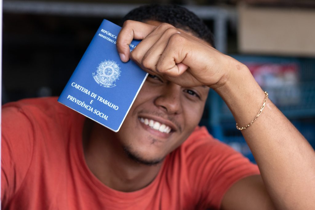 Jovens Podem Receber Bolsa de R$ 785,57 e Capacitação Profissional; Veja os Critérios