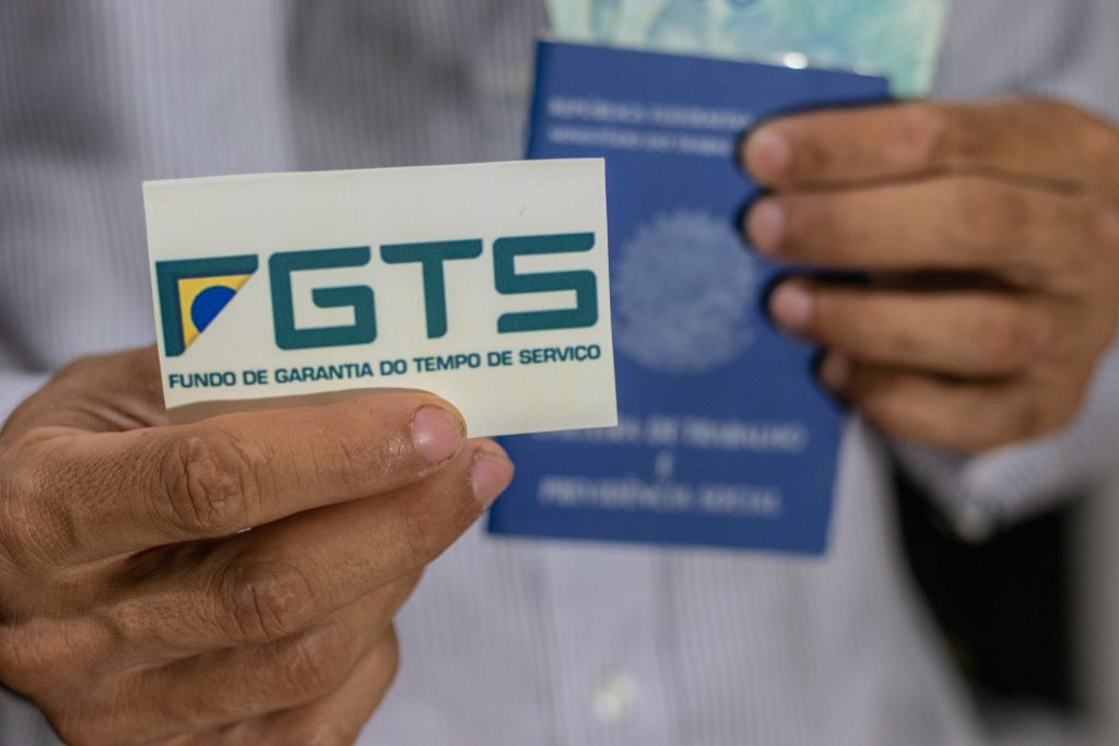 Trabalhadores podem sacar até R$ 6.220 do FGTS