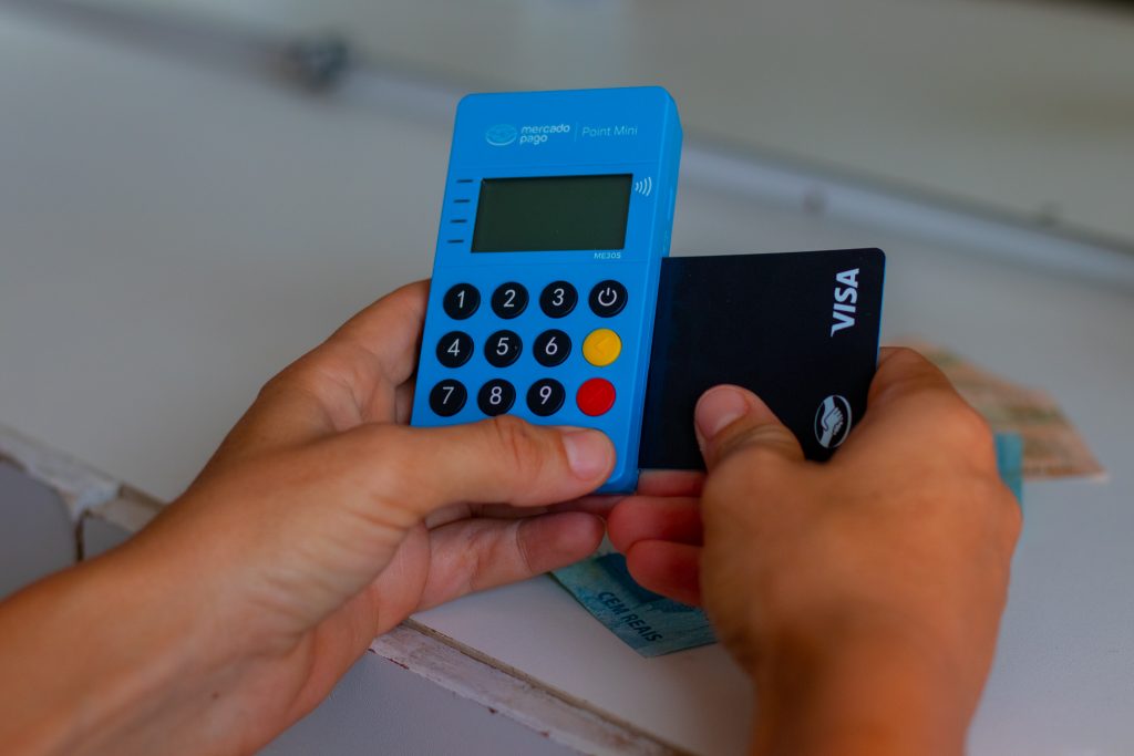 Atenção, foliões! Conheça os golpes mais comuns no Carnaval e como se proteger