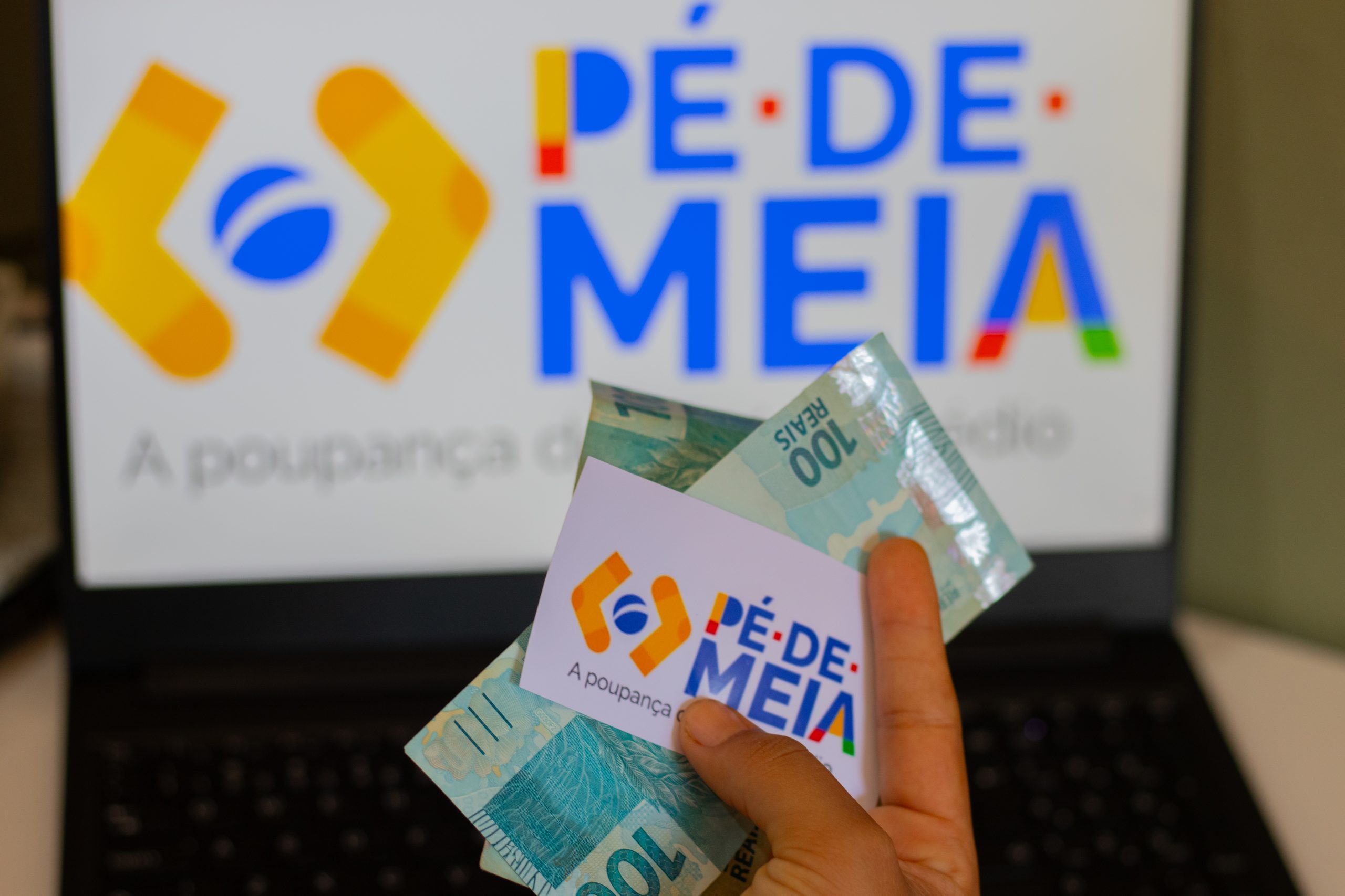 Primeiros Pagamentos do Programa Pé-de-Meia Beneficiam Estudantes em Todo o Brasil