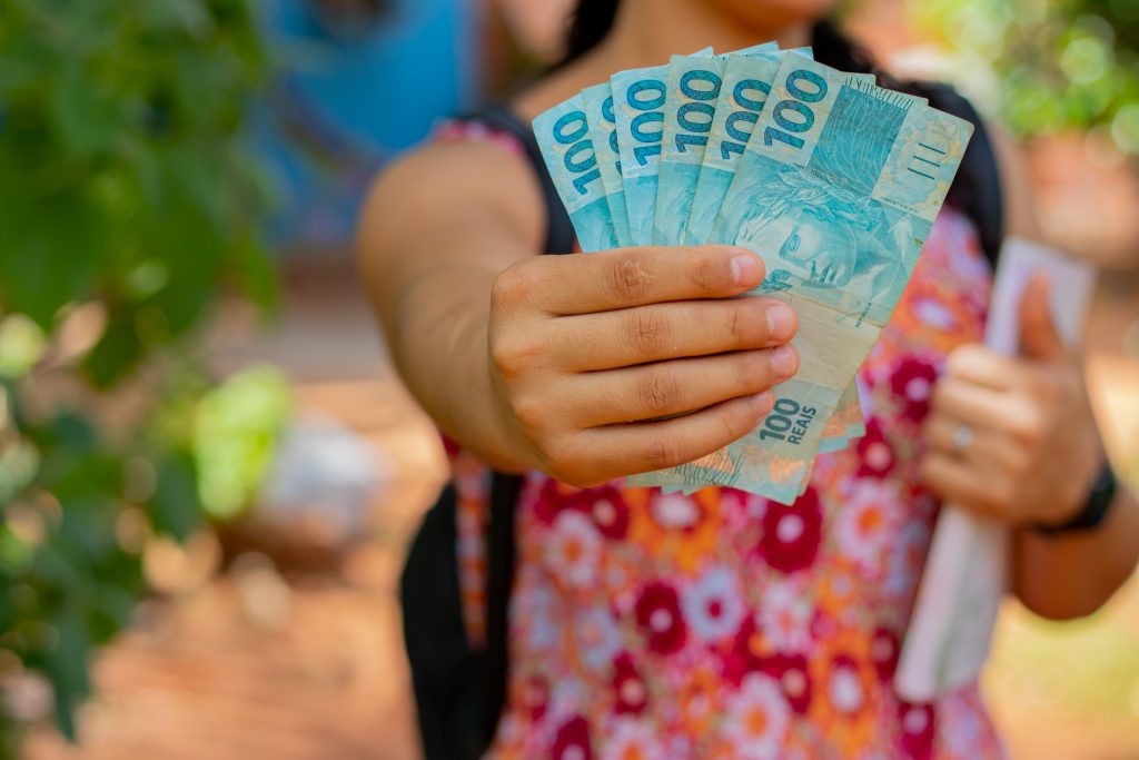 GRANA EXTRA para estudantes! Novo programa libera até R$ 8.250 e você pode estar na lista