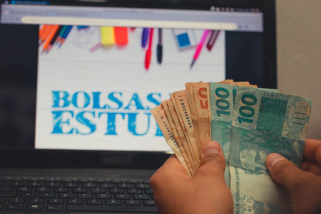 Estudantes Recebem Notificação do MEC Sobre Bolsa de R$ 1.050!