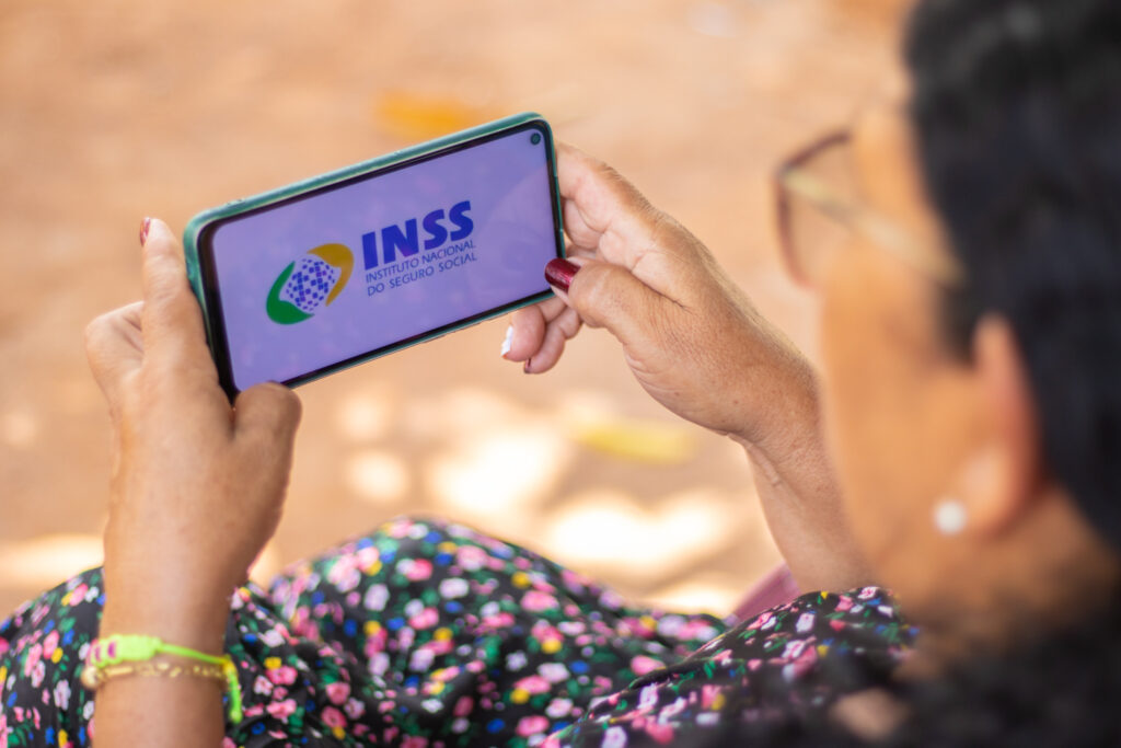 Como ligar para o INSS e resolver sua aposentadoria pelo telefone?