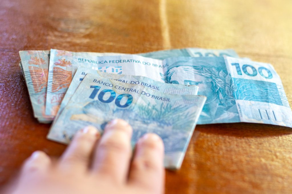 Quem tem direito ao Devolve ICMS? Veja as regras e como sacar 3 parcelas de R$ 100,00