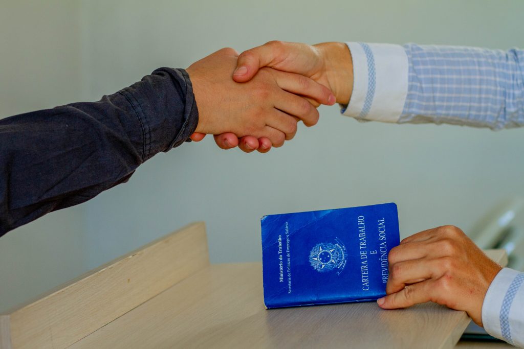 Trabalha à noite? Entenda como calcular o adicional noturno e conferir seu salário