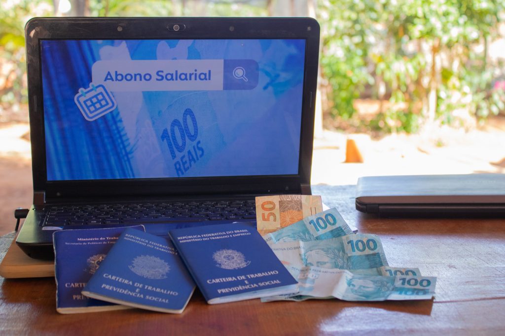 Trabalhou com Carteira Assinada? Descubra se Tem Direito ao Abono Salarial em 2025