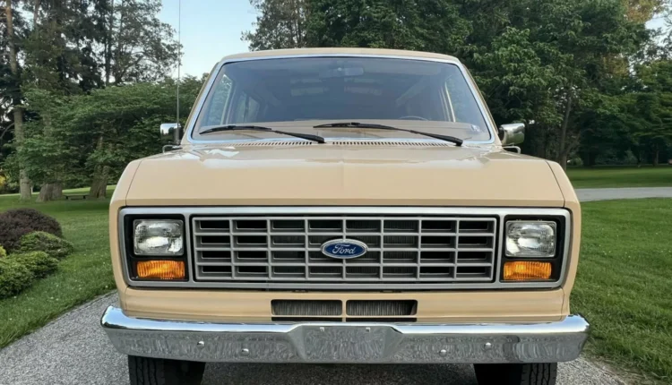 Ford Econoline E-250 XL 1985 em Leilão nos EUA