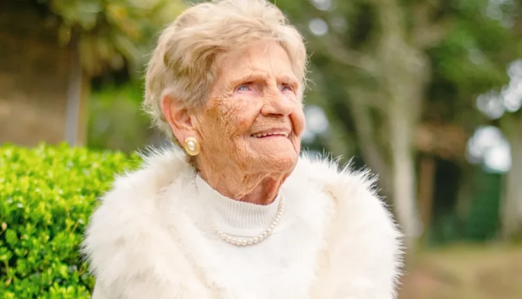 Aos 100 anos, dona Isaura ensina o valor da gratidão diária