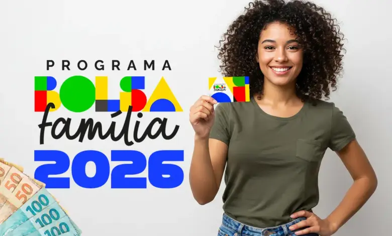 Mulher segurando cartão do Bolsa Família durante período de pagamento do benefício em março.