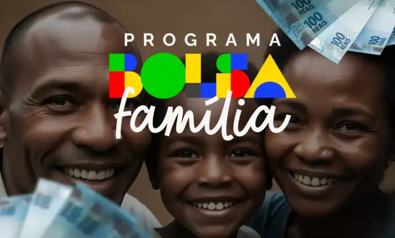 Família sorridente com notas de R$ 100 e logomarca do Bolsa Família em destaque