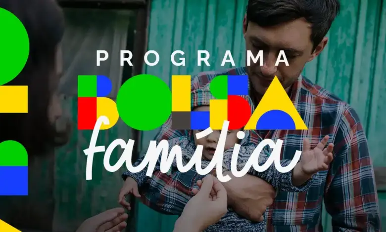 Homem segurando bebê enquanto mãos oferecem auxílio, com fundo de casa simples