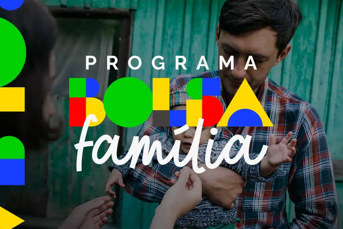 Homem segurando bebê enquanto mãos oferecem auxílio, com fundo de casa simples
